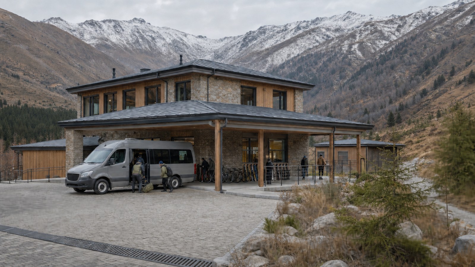 Bir dağ destinasyonu için yıl boyu hizmet veren turizm giriş merkezi